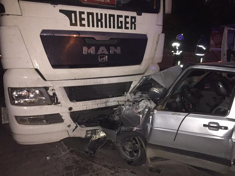 В Рівному вночі легковик зіштовхнувся з вантажівкою