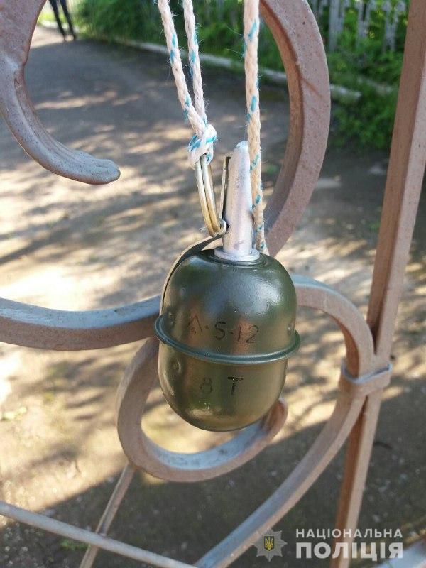 На Дубенщині на воротах голови ОТГ повісили похоронний вінок та гранату