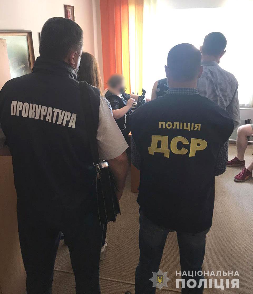 За успішну здачу іспитів викладачка вимагала 700 доларів США