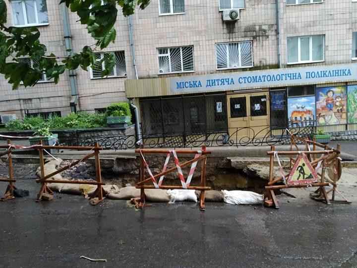 Не провалля, а ремонт: яма на Марка Вовчка в Рівному зникне, щойно дозволить погода