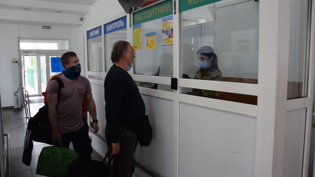 На кордоні з Польщею, в Шегині утворився величезний затор (ВІДЕО)