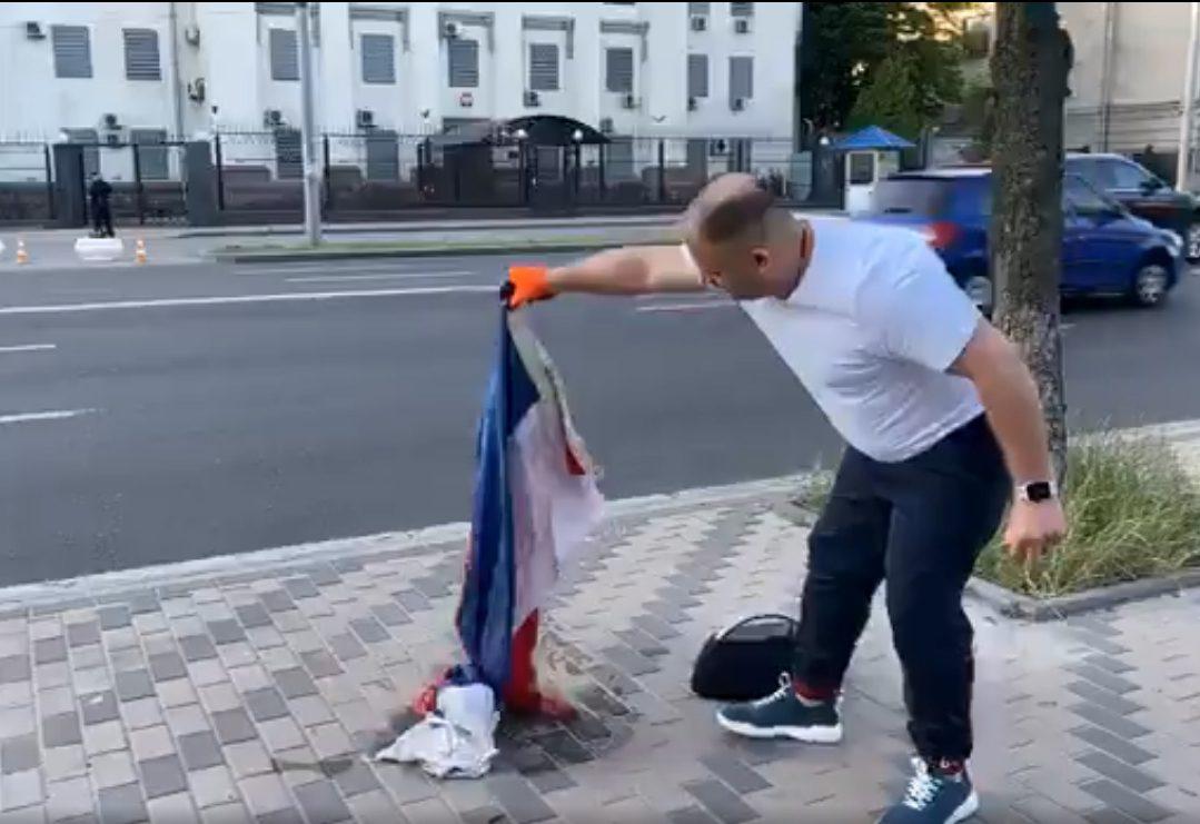 Мер Конотопа спалив російський прапор перед посольством РФ (ВІДЕО)