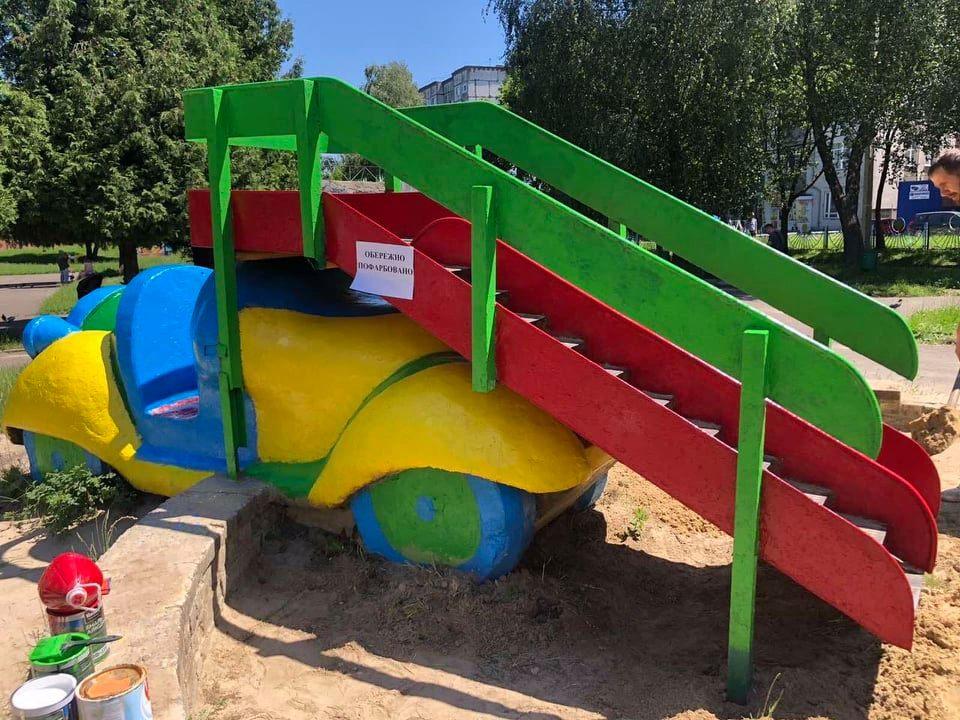 Рівняни самотужки опоряджують парк у місті