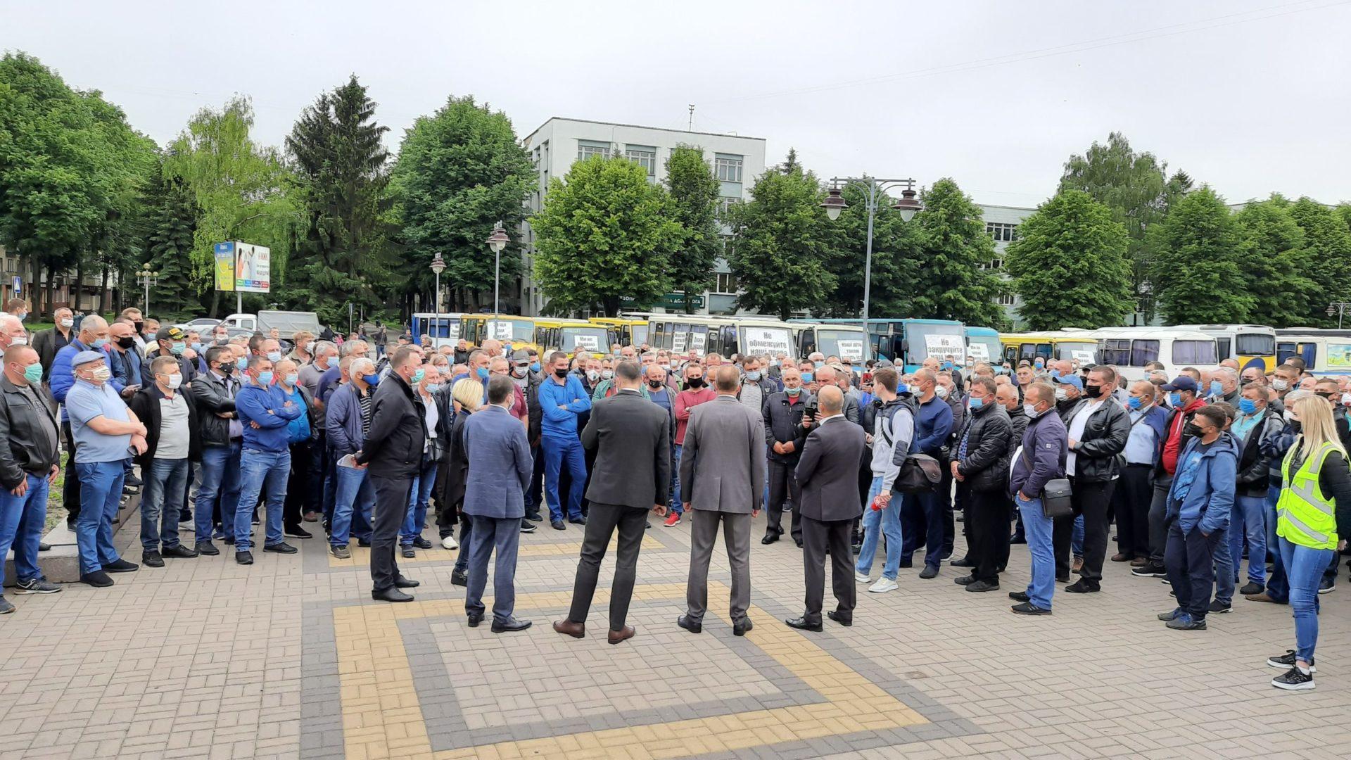 Обласна влада запропонувала перевізникам Рівненщини два шляхи вирішення питання (ВІДЕО)