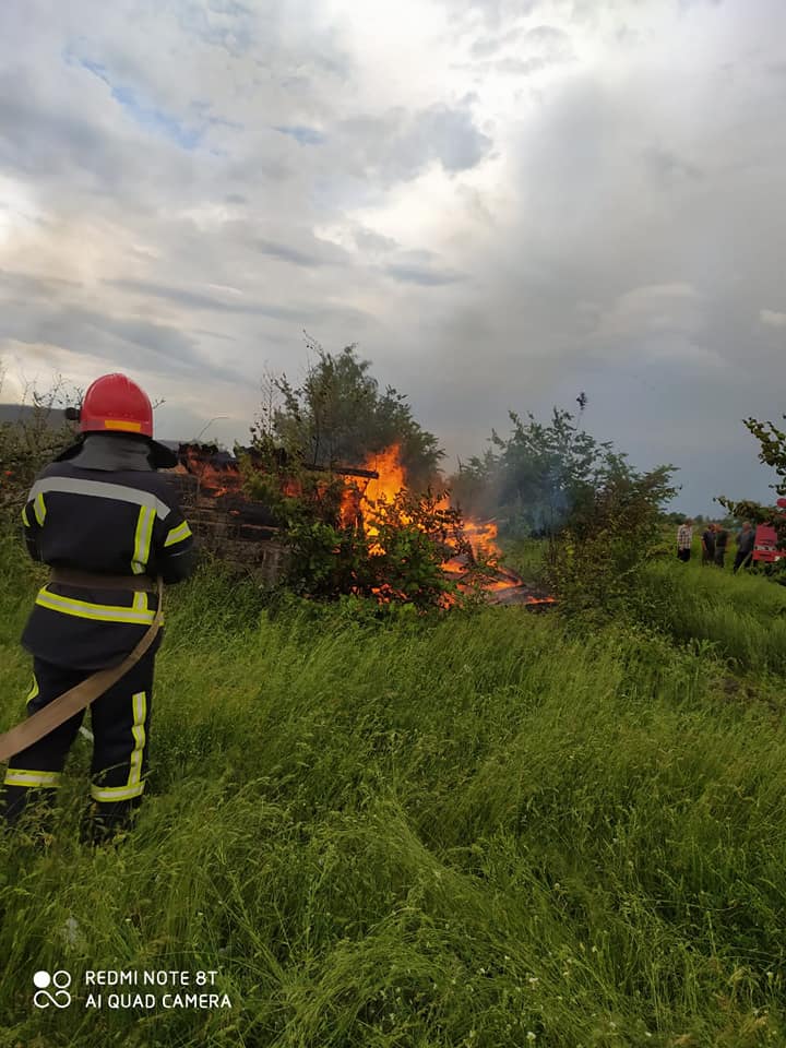 У Зарічненському районі спалахнула пожежа у приватному господарстві