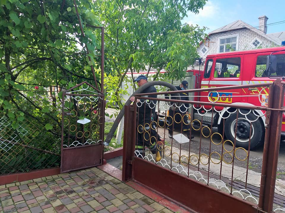 У Дубні рятувальники відкачували воду у приватному будинку