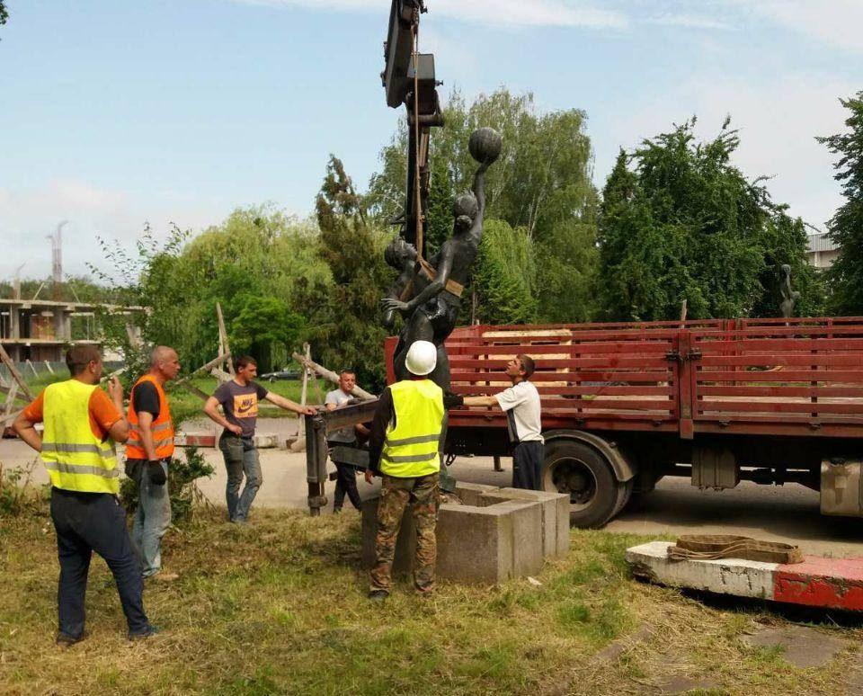 У Рівному скульптури спортсменів вперше за півстоліття «змінили дислокацію»