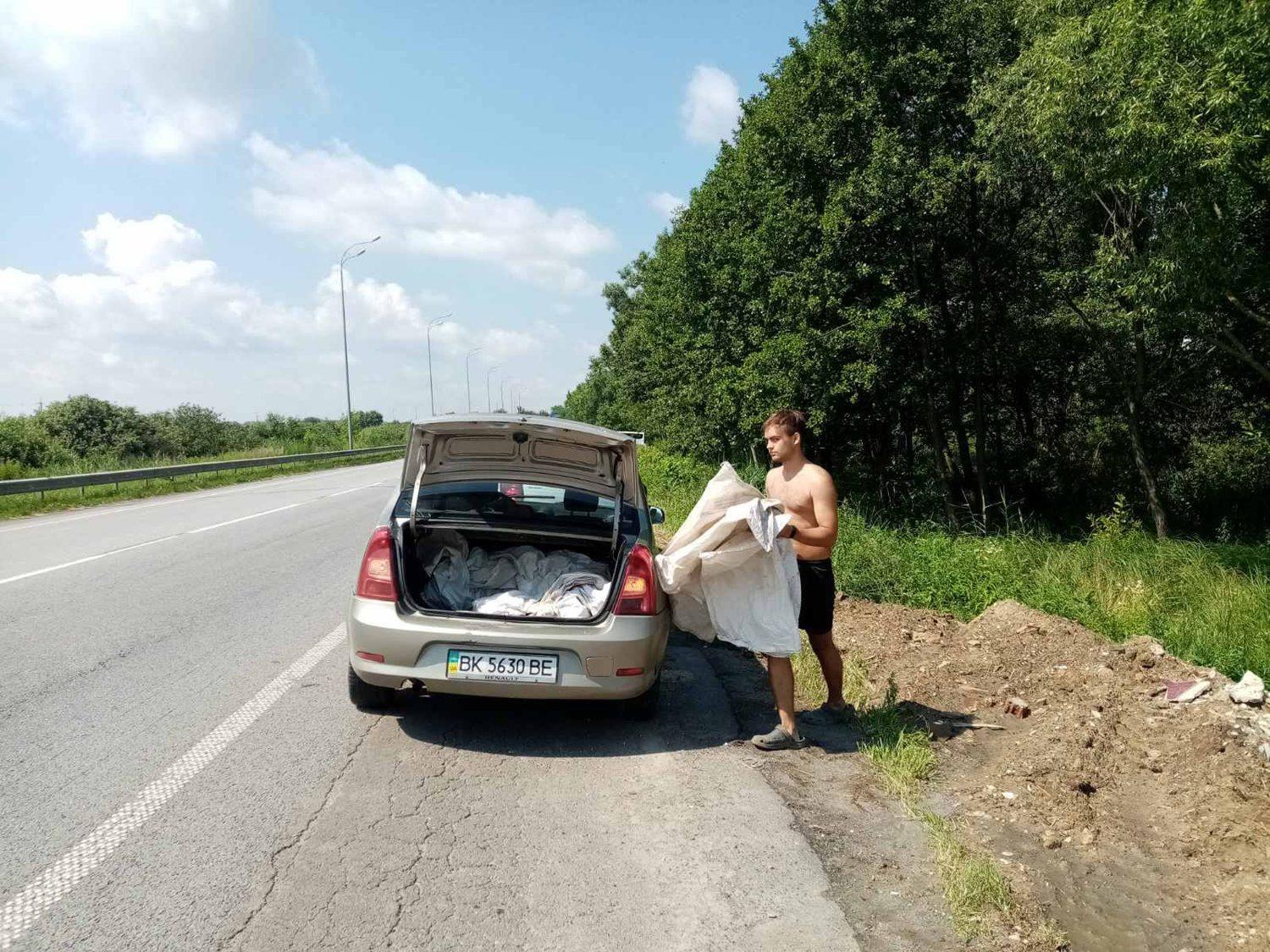 Рівненські дорожники «здали в поліцію» чоловіка, що викинув непотріб біля міжнародної траси