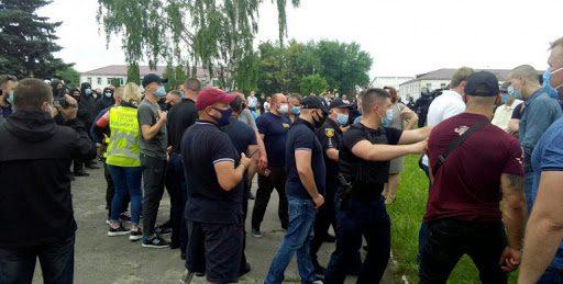 Поліцейські затримали 15 осіб, причетних до хуліганських дій у Березному Поліцейські затримали 15 осіб, причетних до хуліганських дій у Березному