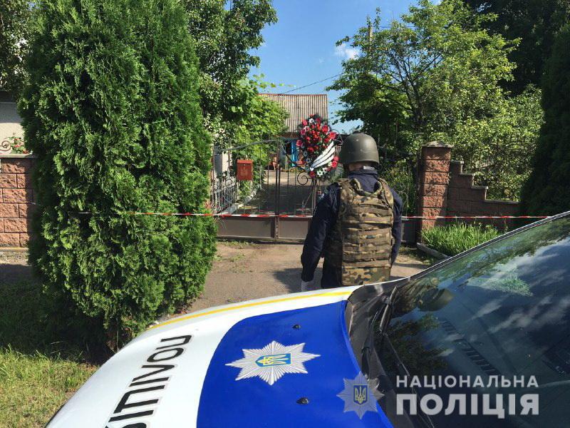 На Дубенщині на воротах голови ОТГ повісили похоронний вінок та гранату