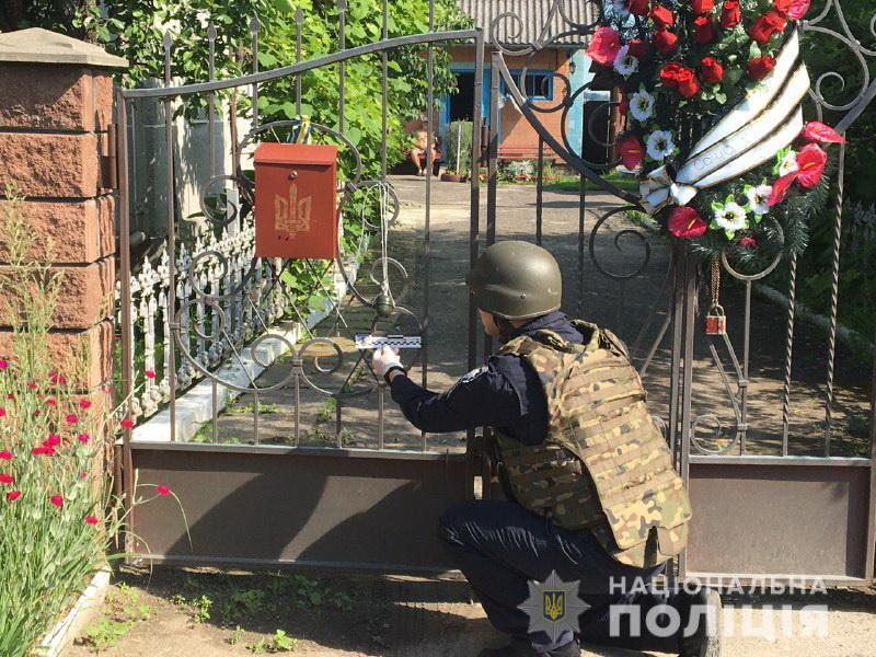 На Дубенщині на воротах голови ОТГ повісили похоронний вінок та гранату