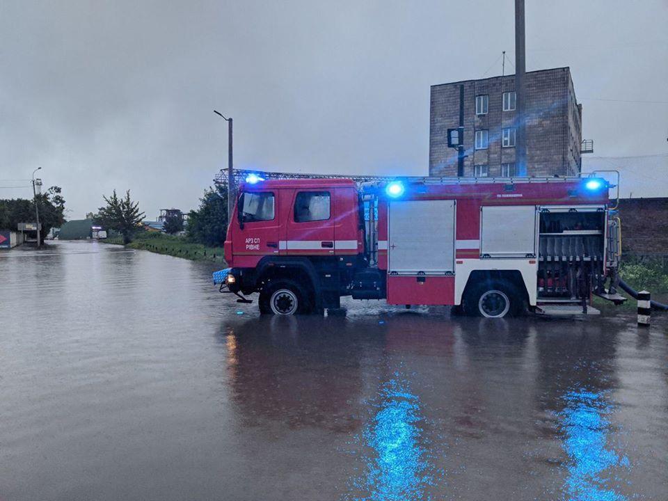 8000 метрів кубічних води відкачано з 6 вулиць Рівного – наслідки вчорашньої водяної стихії