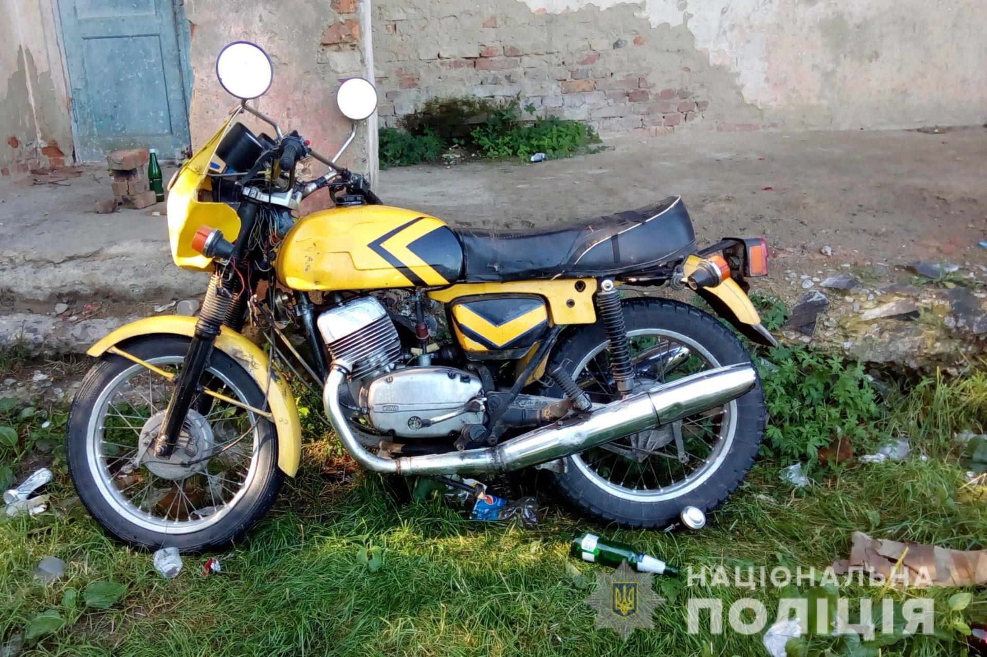 Викрадені «Cezet» та «Yamaha» в селі Хотин знайшли за місцевим магазином