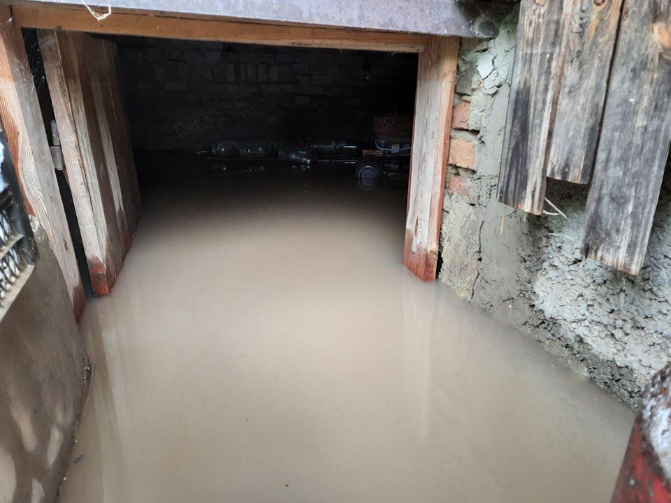 У Клевані рятувальники відкачують воду з приватних будинків (ФОТО)