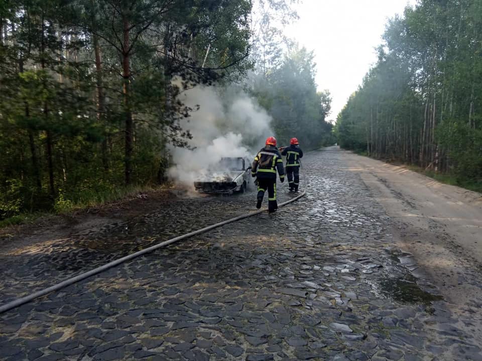 Поблизу Зарічного автомобіль загорівся під час руху (ФОТО)
