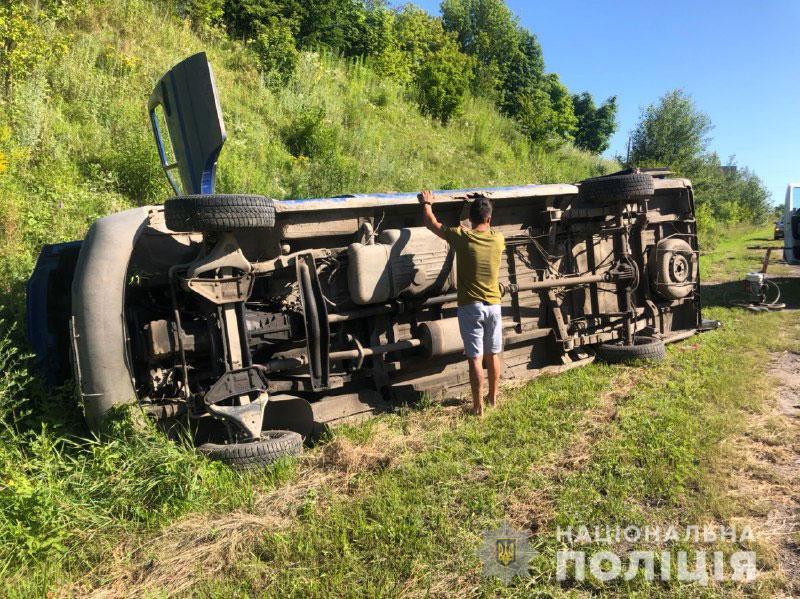 Поблизу Рівного у ДТП перекинувся автобус (ФОТО)