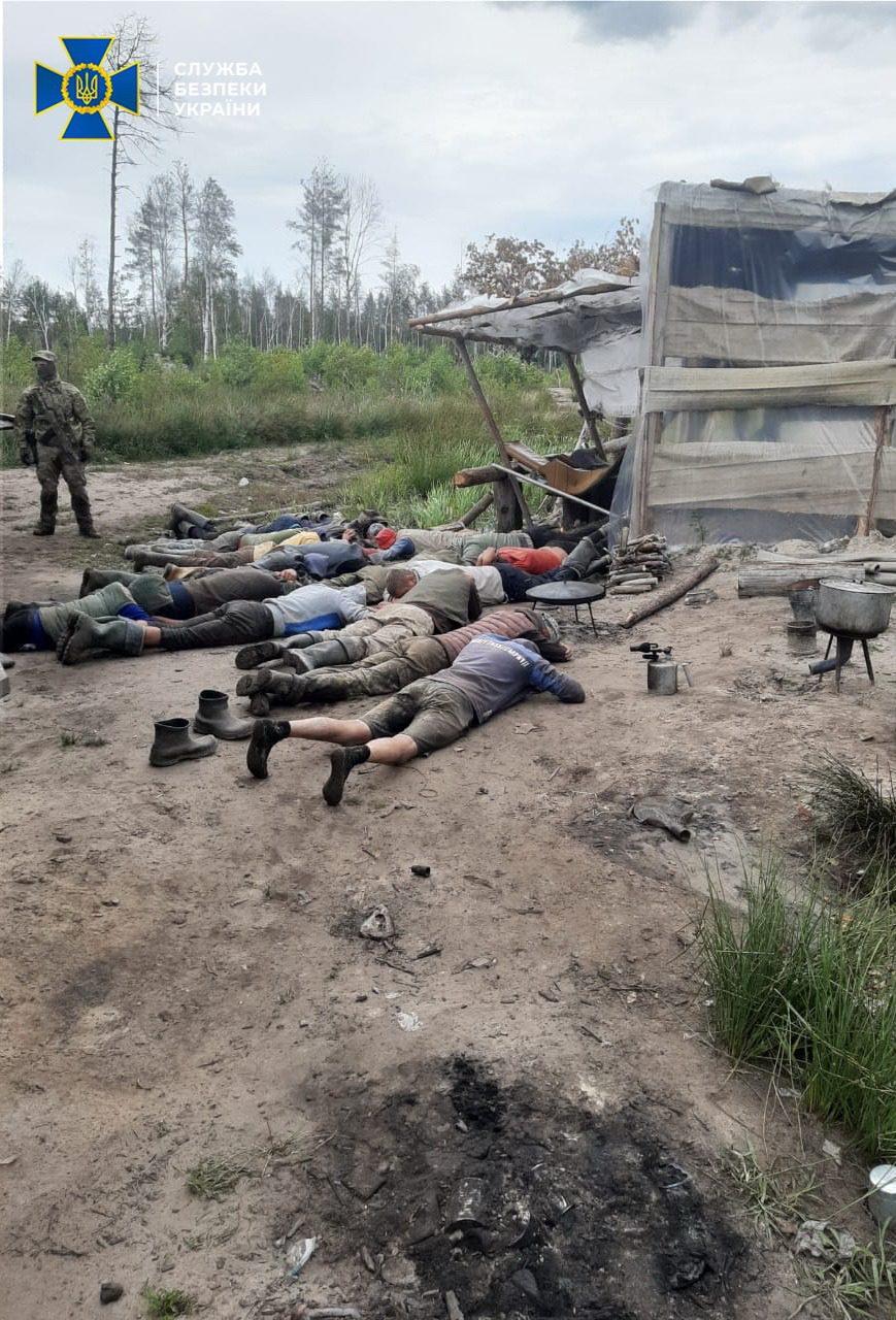 На Рівненщині СБУ викрила угруповання нелегальних видобувачів бурштину з території держпідприємства