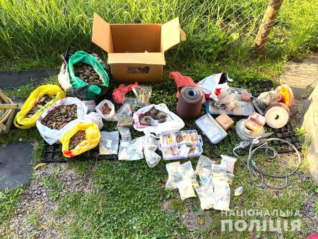 У жителя Сарненщини поліцейські вилучили 12,5 кілограмів бурштину (ФОТО)