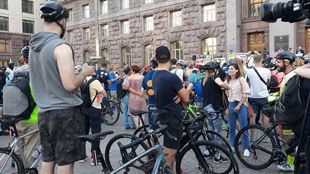 Велосепидисти перекрили рух Хрещатиком