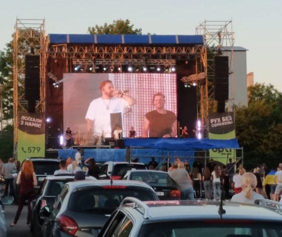 Разом «потонули в кольорі неба»: у Рівному заспівали «Без обмежень»