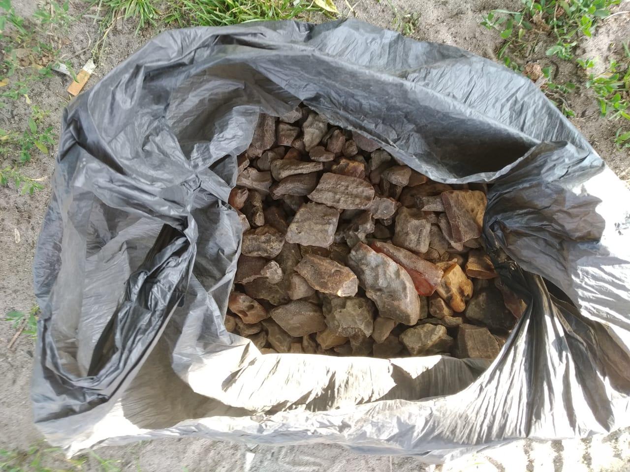 Скупників бурштину на Рівненщині спіймали на гарячому
