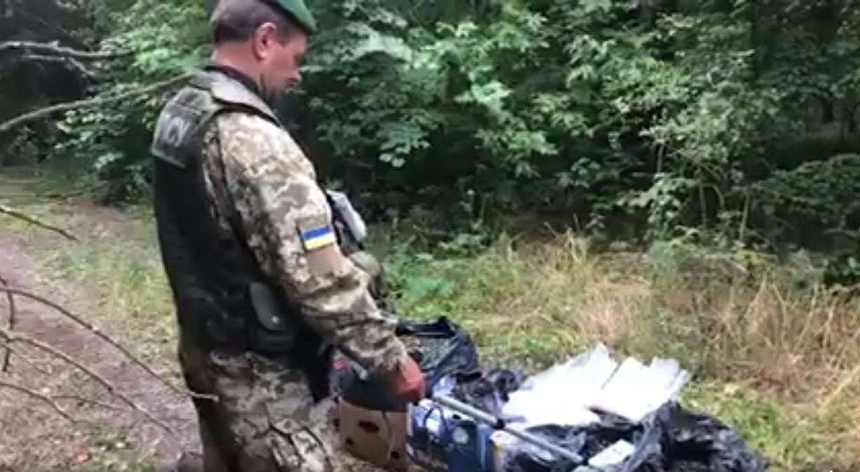 Мешканці Рівненщини везли майже 200 кг чорниці з Чорнобильської зони (ВІДЕО)
