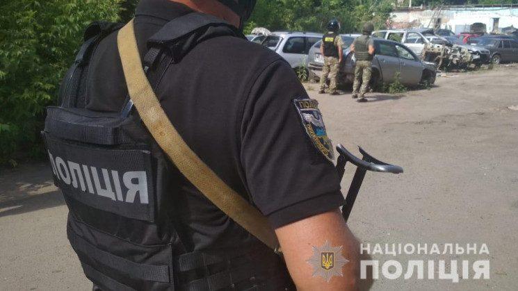 У Полтаві автовикрадач погрожує поліцейським гранатою