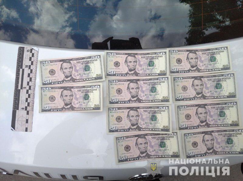 У Рівному шукають злочинця, який розрахувався фальшивими доларами