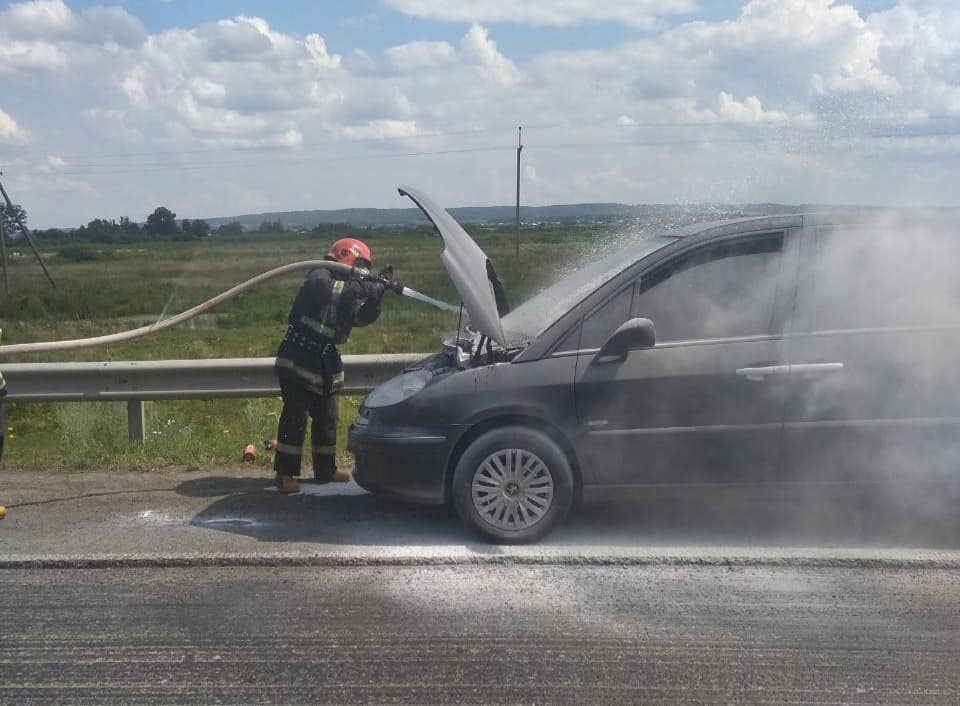 Дубенські вогнеборці рятували автомобіль