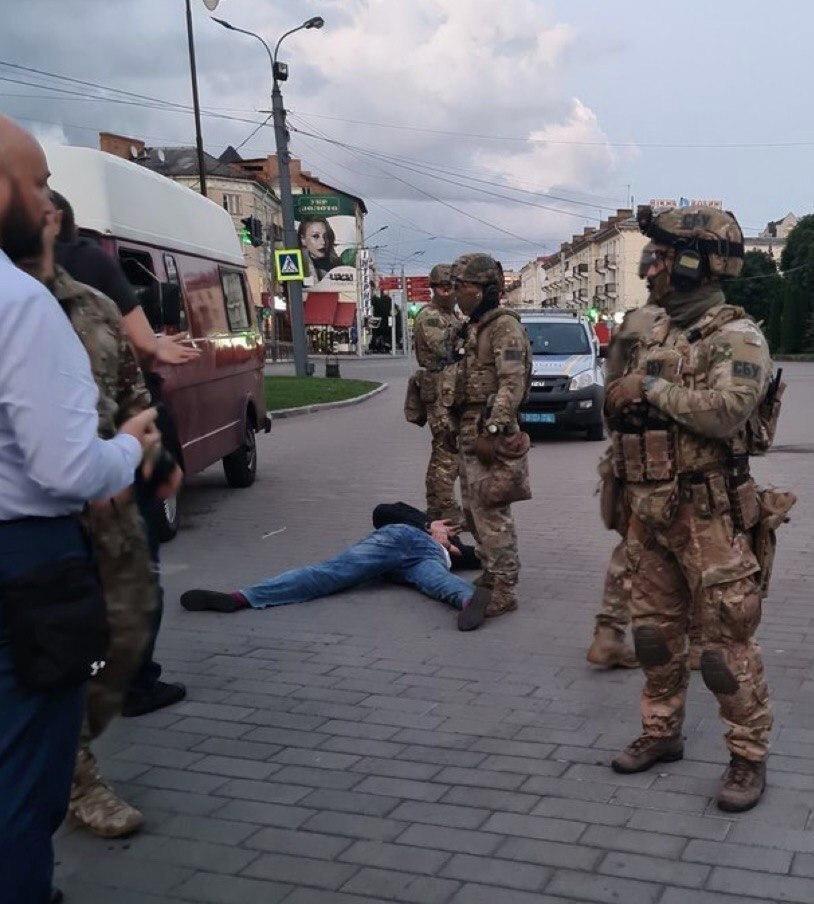 Луцький терорист здався, заручники – звільненні