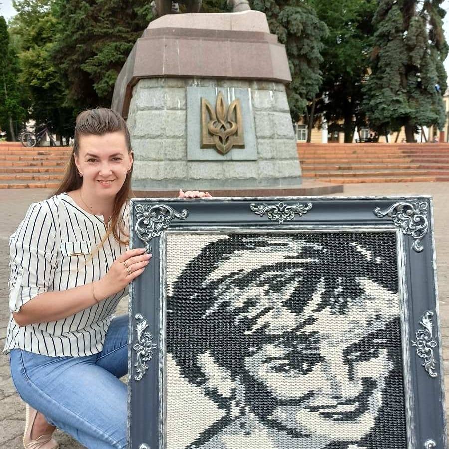 На Рівненщині майстриня виготовляє унікальні вироби з паперу