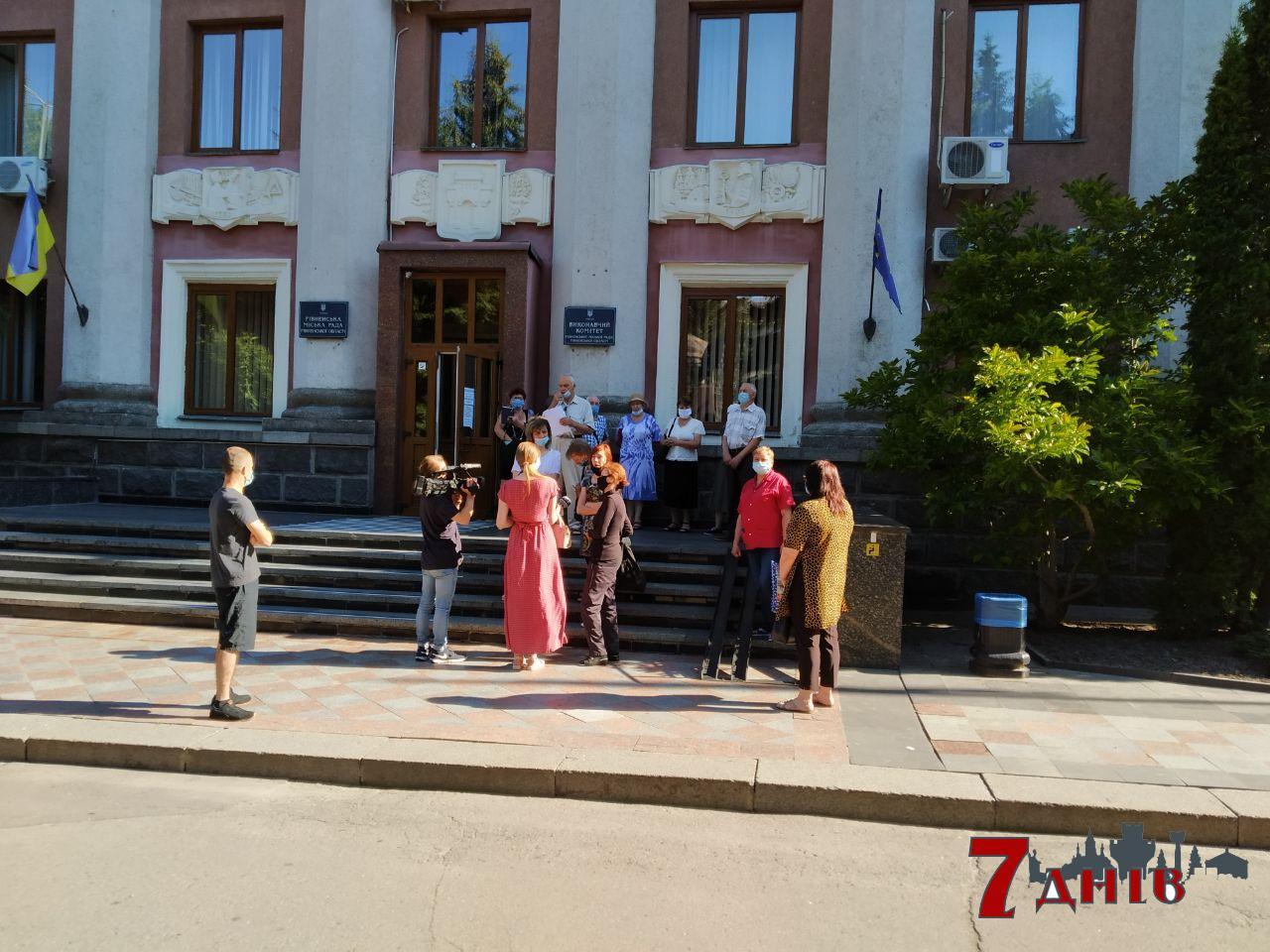 Двір у центрі Рівного хочуть забудувати, мешканці протестують (Відео)