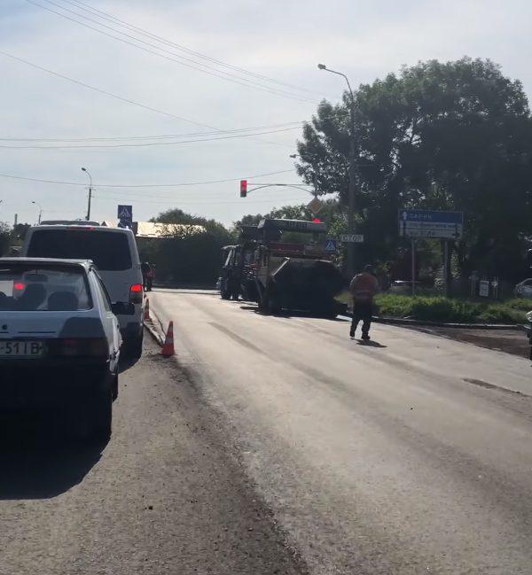 До уваги водіїв: В районі перехрестя вулиць Млинівської та Білої обмежено рух автомобільного транспорту