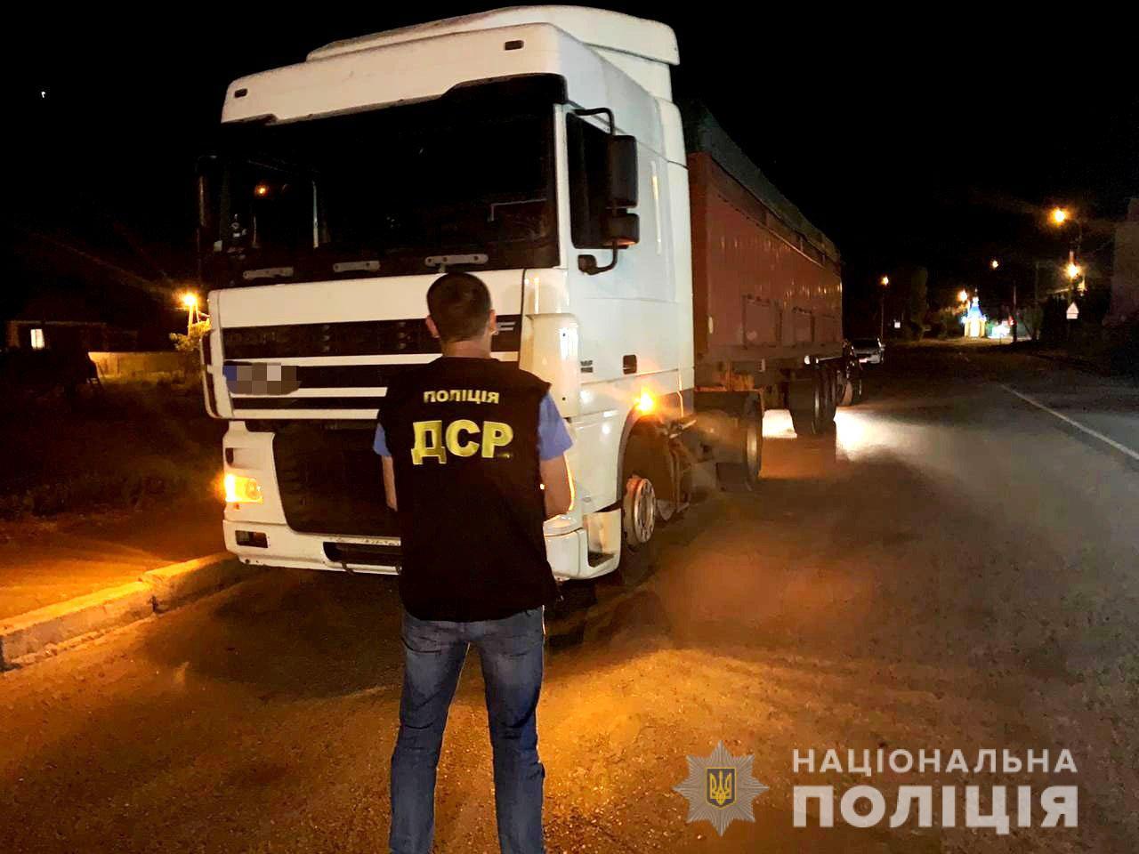 Рівненські поліцейські вилучили у киянина вантажівку з нелегальним спиртом