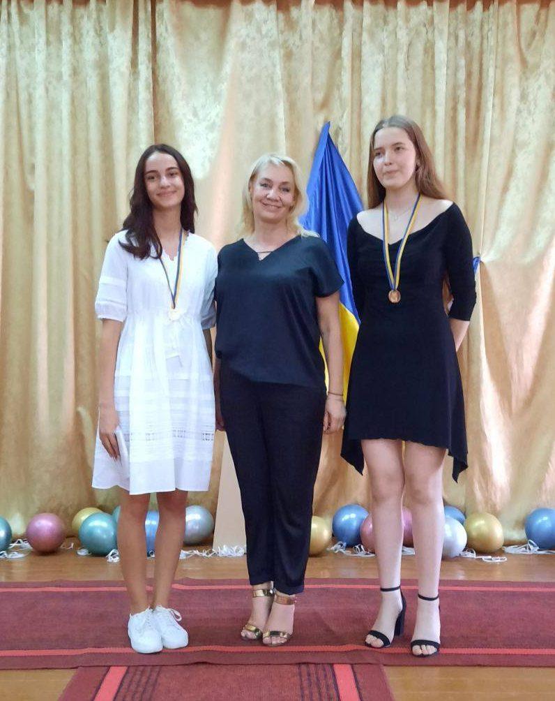 Рівненські випускники почали отримувати медалі