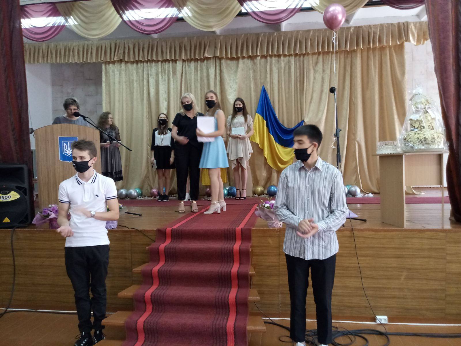 Рівненські випускники почали отримувати медалі