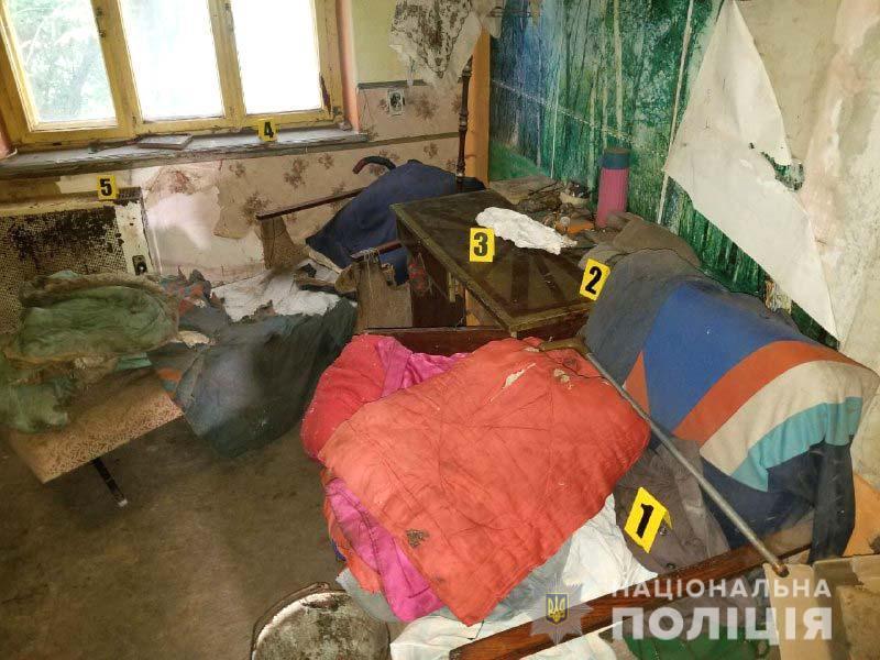 Здолбунівські поліцейські затримали чоловіка за завдані смертельні тілесні ушкодження матері (ФОТО))