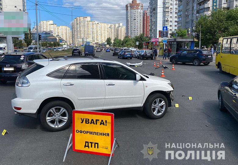 Авто влетіло у кав’ярню, ДТП у Києві