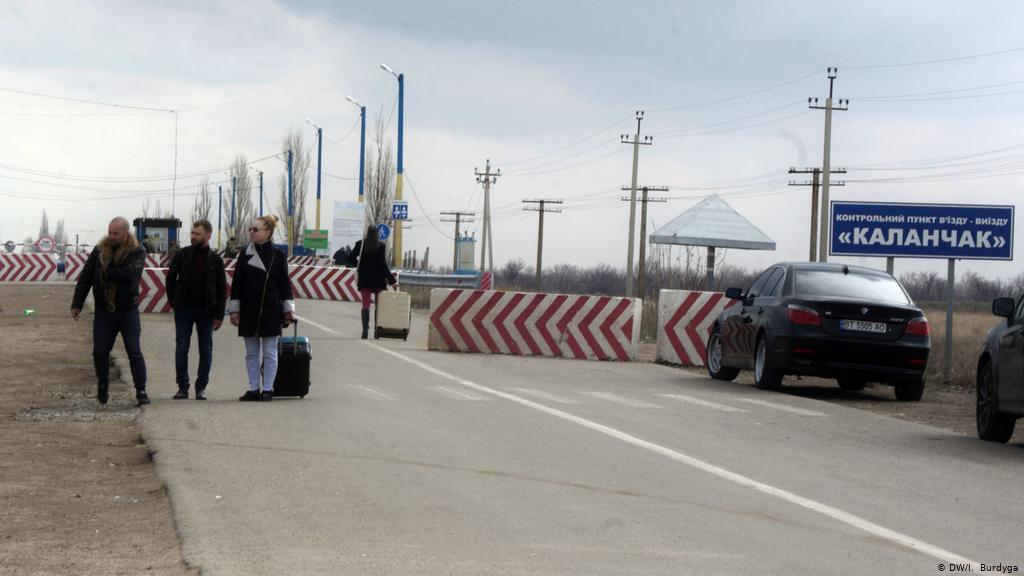 Україна закриває пункти пропуску з Кримом