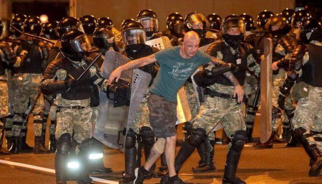 У центрі Мінська знову затримували протестувальників, в автозаки брали тільки чоловіків