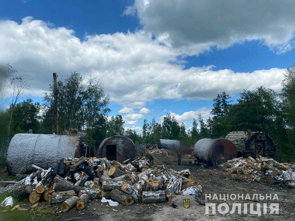 На Рівненщині поліцейські вилучили вісім бочок для випалювання деревного вугілля