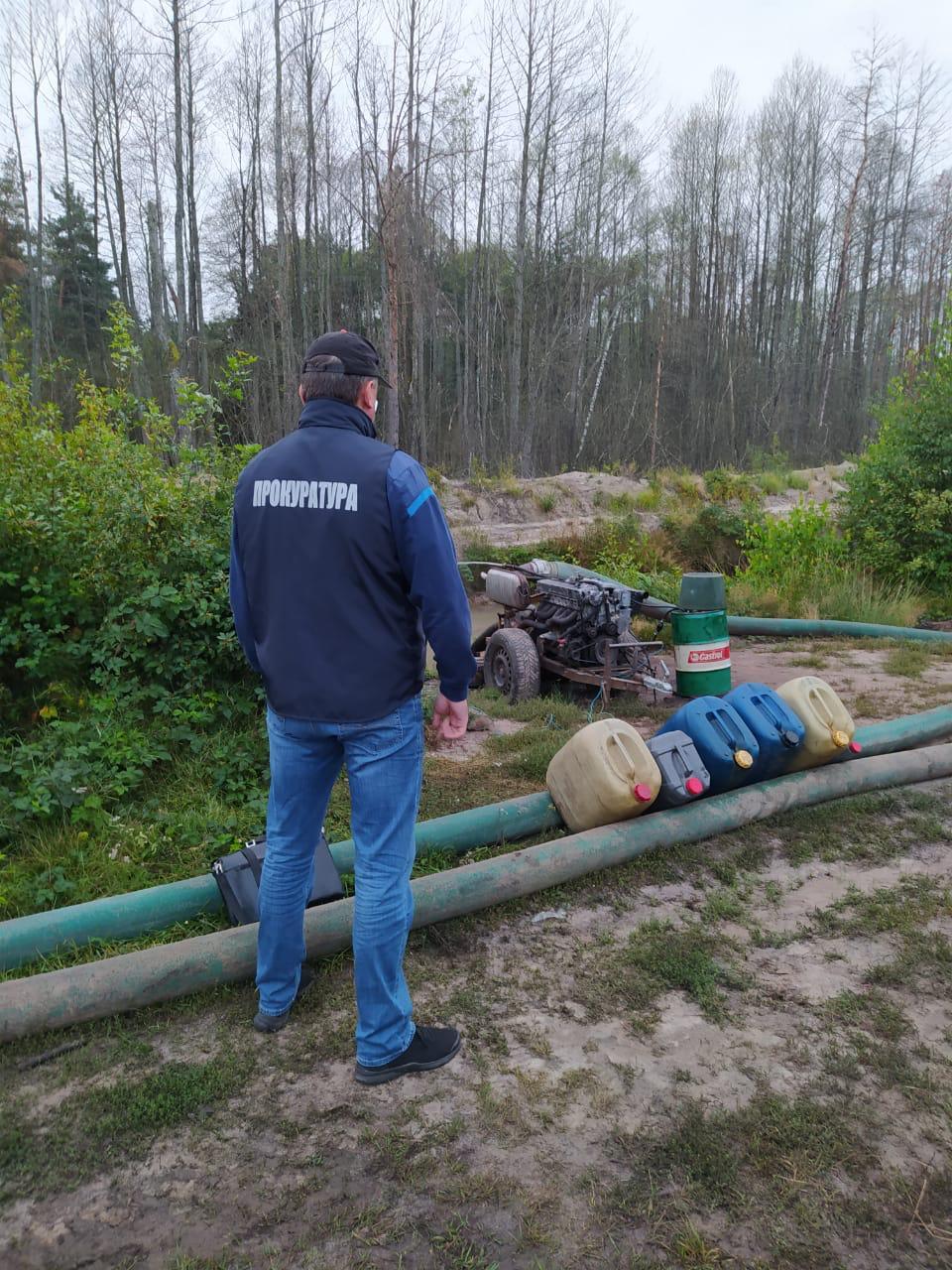 Під час обшуків на Рівненщнині знайшли мотопомпи, гроші та зброю