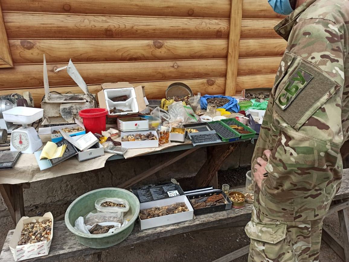 На Рівненщині СБУ викрила підпільний цех з обробки бурштину