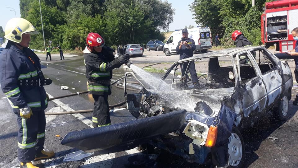 На трасі біля Дубно в ДТП згоріло авто