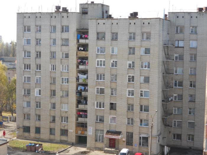 У Рівному оголена жінка випала з 9 поверху