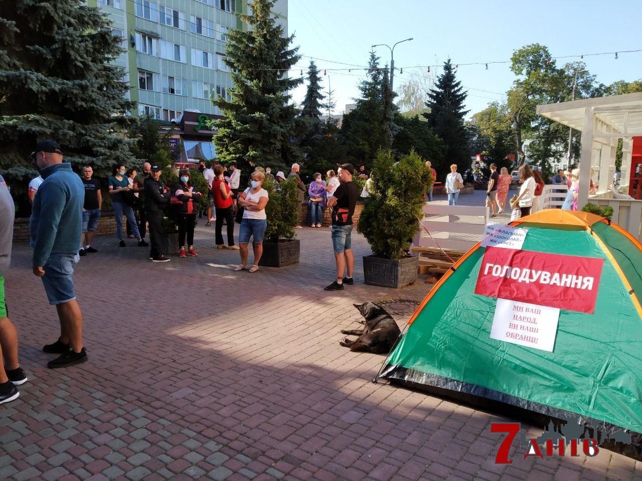 Голодуючі прийшли під стіни Рівненради (ФОТО) Голодуючі прийшли під стіни Рівненради (ФОТО)
