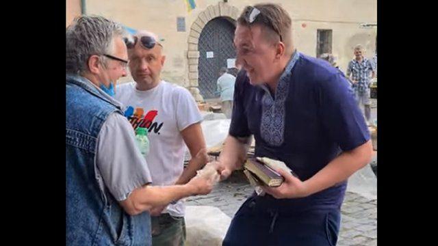 У Львові мільйонер роздавав гроші від імені Ісуса