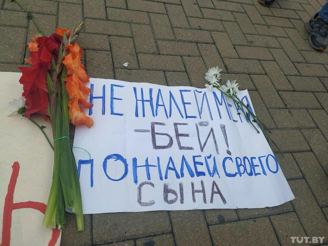 Сотні дівчат вишикувалися в ланцюг у Мінську на знак солідарності з постраждалими (ВІДЕО, ФОТО)