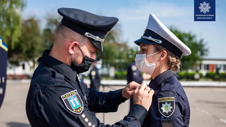 Жетони вручили новим поліцейським у Рівному