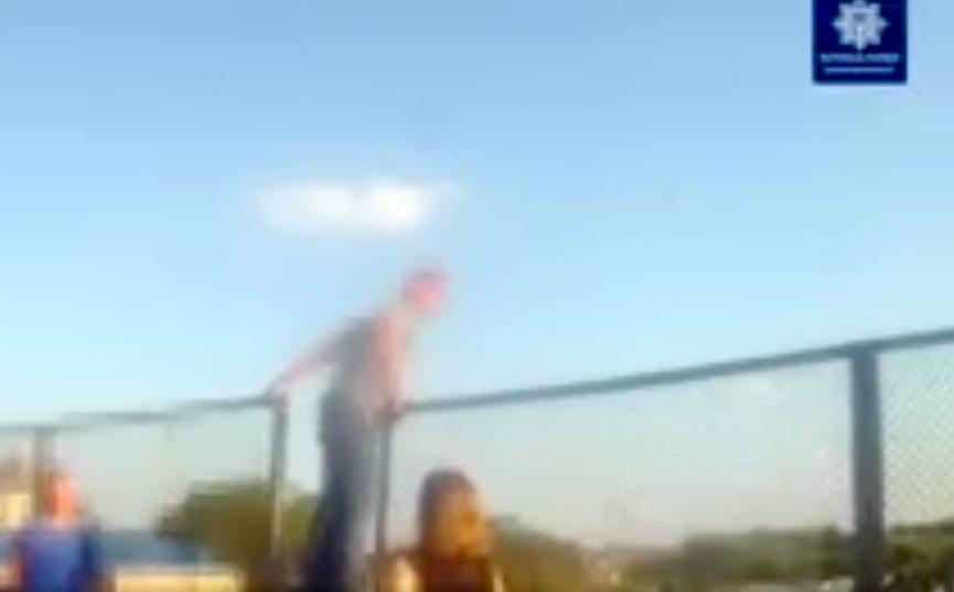 В Рівному чоловік намагався стрибнути з мосту (ВІДЕО)